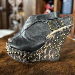 Naughty monkey wedges