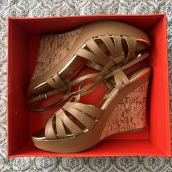 CHARLES BY CHARLES DAVID NUDE BEIGE LIGHT TAN STRAPPY WEDGE HIGH HEELS SIZE 9