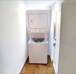 FRIGIDAIRE WASHER AND DRYER COMBO STACKABLE WASHER AND DRYER 240V ELECTRIC EXCELLENT CONDITION