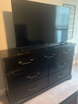 Sleek Black Bedroom Set!