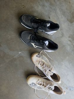 Spike baseball shoes