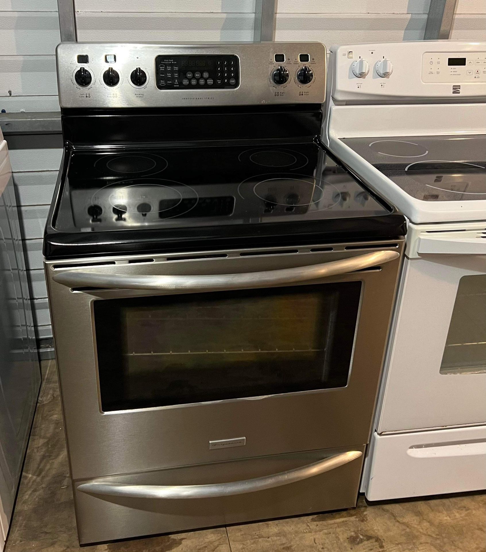 Frigidaire Electric Oven stove for Sale in Santa Ana, CA - OfferUp