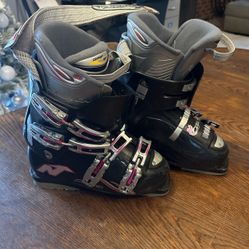 Women’s Nordica Ski Boots (295 Mm) Approx Women’s Size 7