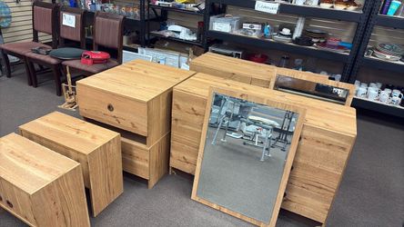 Dressers with four nightstands and two mirrors