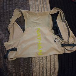 Nathan hydration vest  mems sz lg
