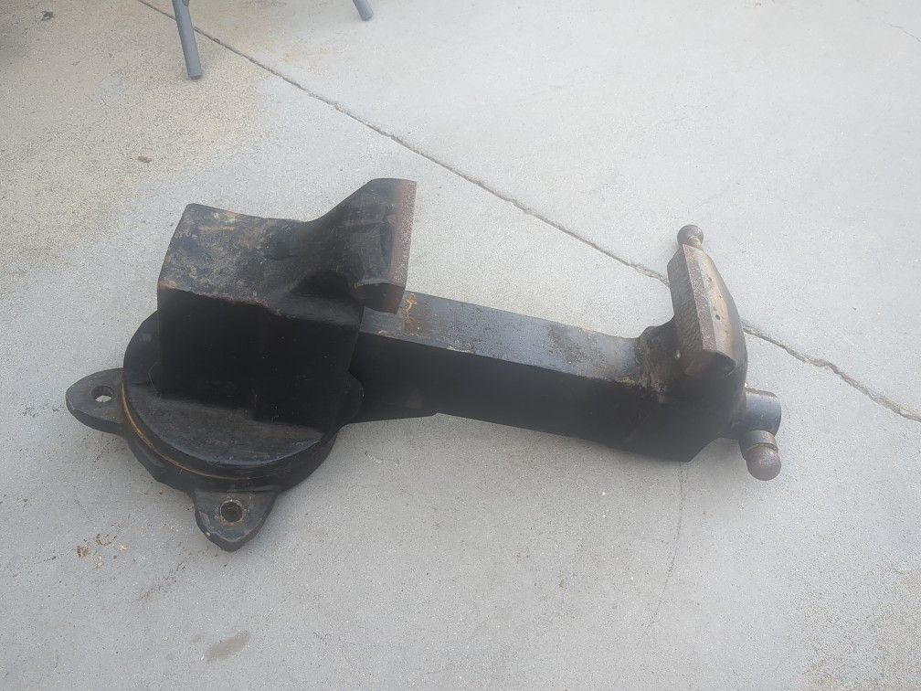 Swivel Vise
