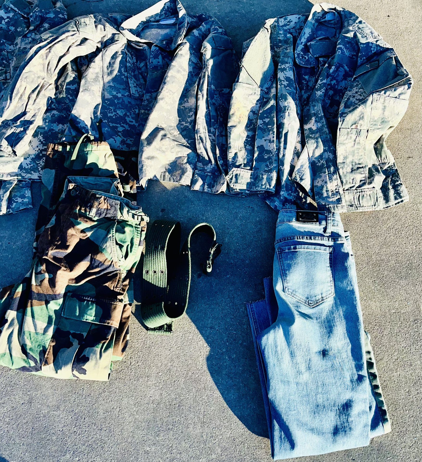 PRICE IS FOR ALL SEVEN 7️⃣ PIECES OF APPAREL: FOUR 4️⃣ ACU Shirt/Coat X-Small Short USGI Digital Camo Cotton/Nylon Ripstop Army ONE 1️⃣ US Army ⬇️⬇️