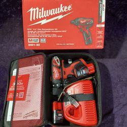 🧰🛠Milwaukee M12 Cordless 1/4” Hex Screwdriver Kit w/(2)1.5Ah Batts/Charger & Bag-NEW!-$80!🧰🛠 