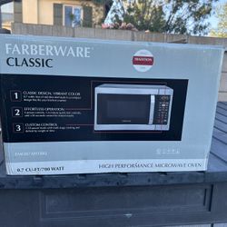 Farberware .7 Cu Ft; 700 Watt Microwave