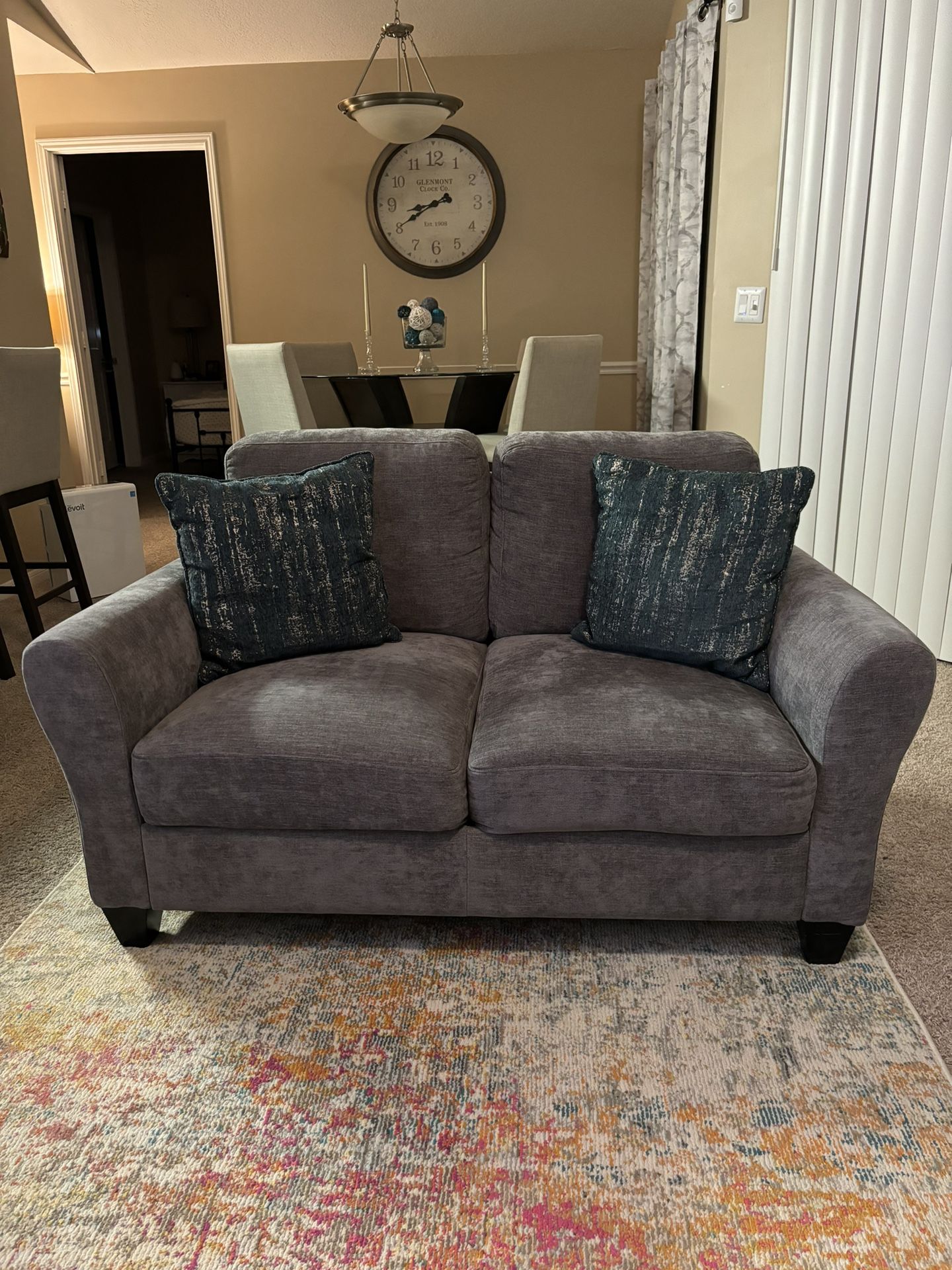 Loveseat with USB plug and 2 accent pillows