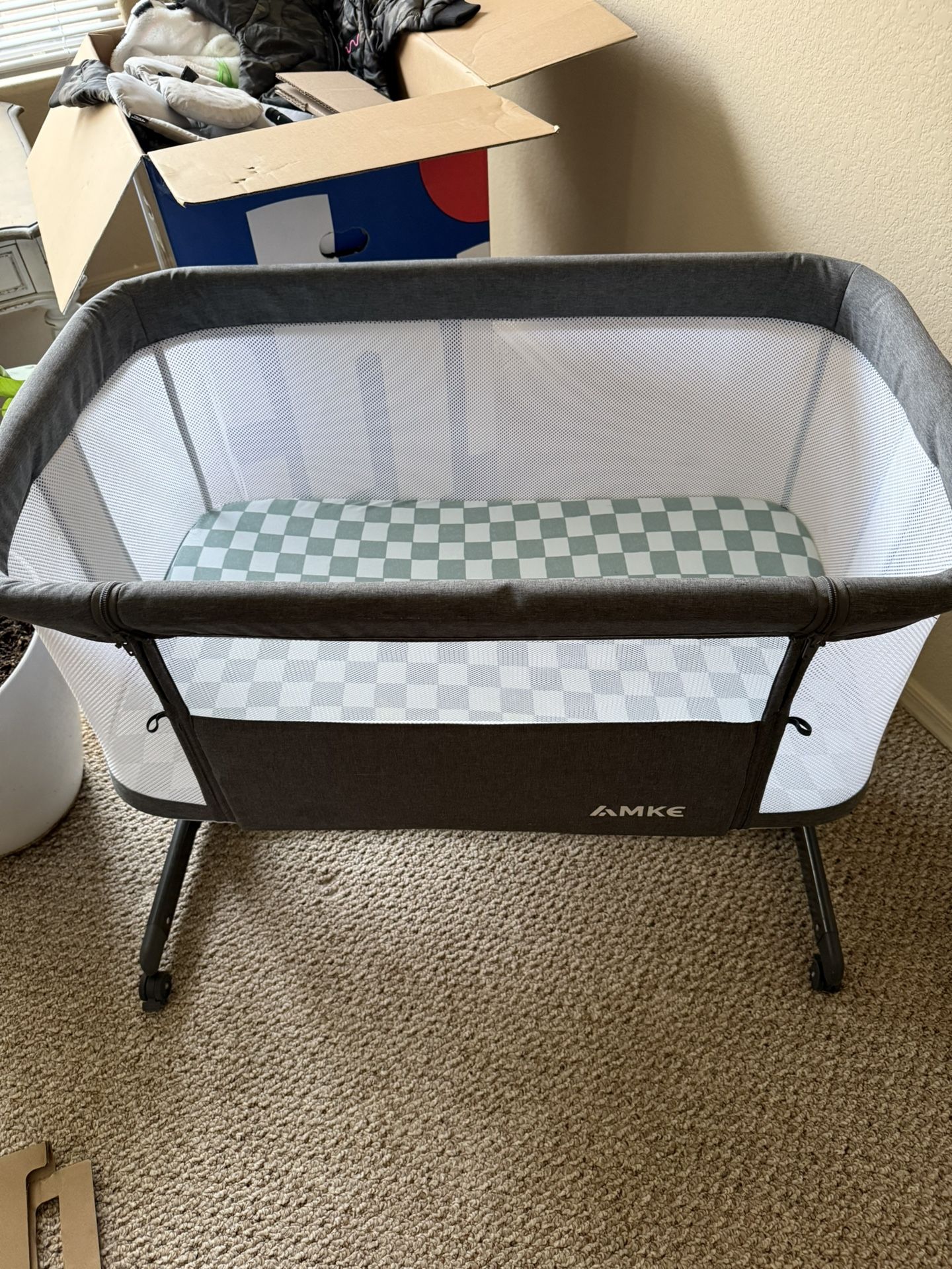 AMKE Bedside Bassinet – Great Condition