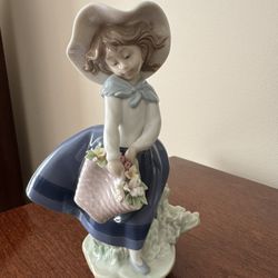 Lladro Pretty Pickings Figurine