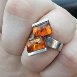 VINTAGE STERLING SILVER BALTIC AMBER RING