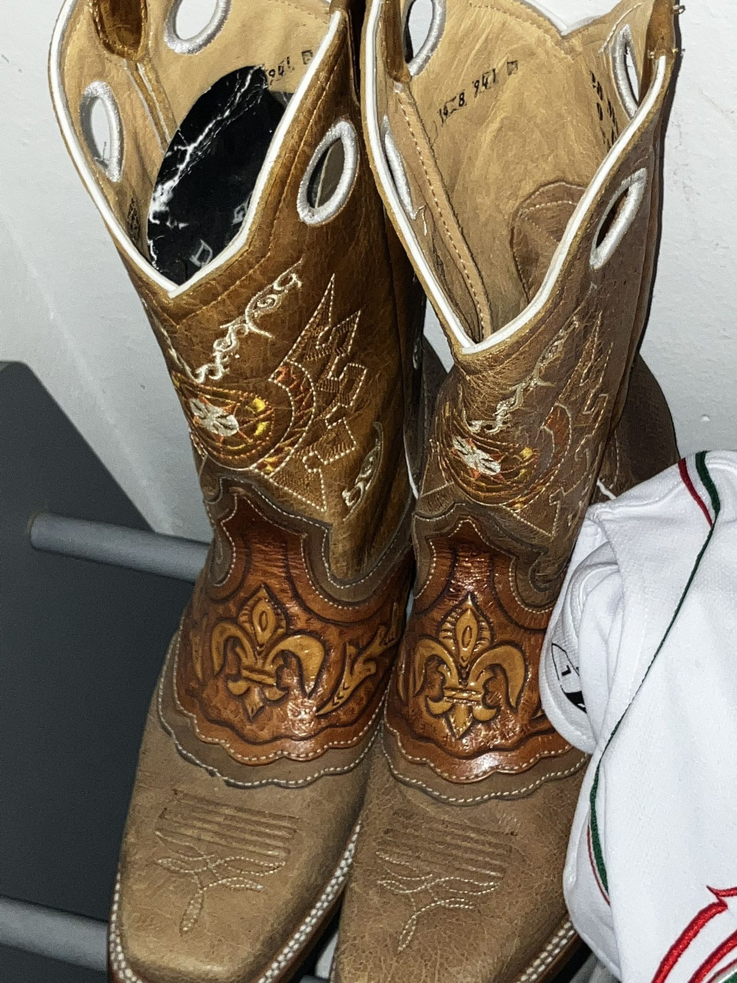 COWBOY BOOTS