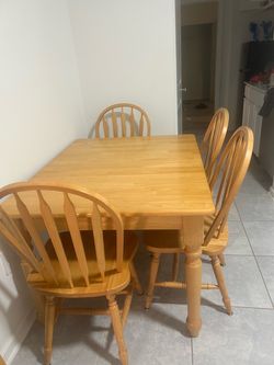 Solid Wood Dining Table & 4 Windsor-Style Chairs – Vintage Oak