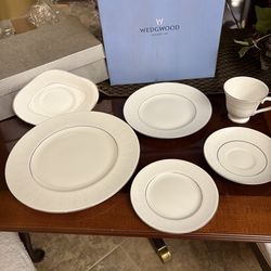 China  Wedgwood  Dishes BERESFORD 2000  5–5 piece place settings