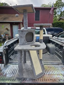 3 TIER CAT TOWER    (LIKE NEW)