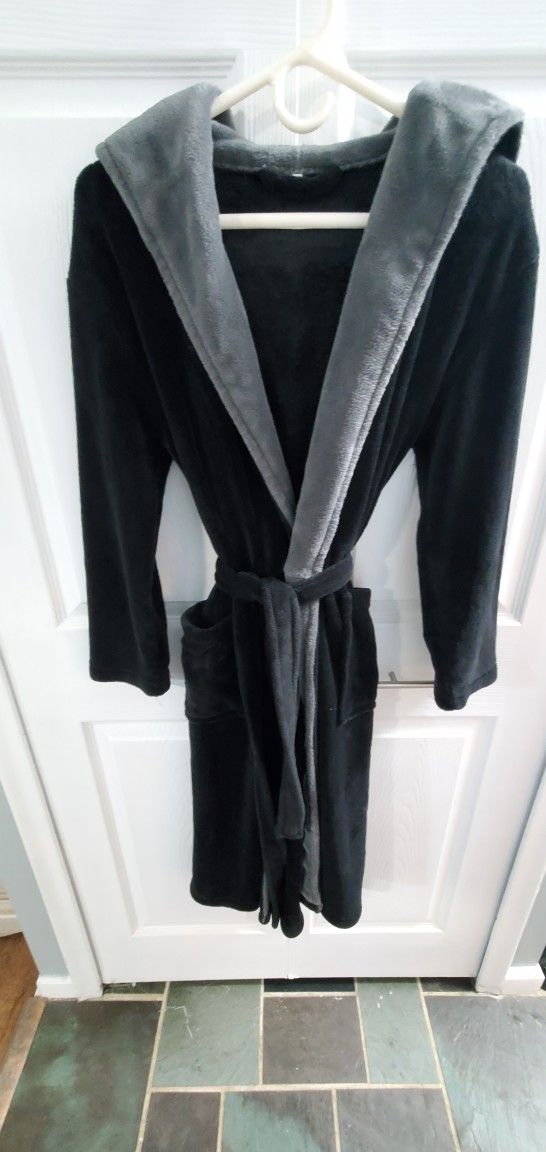 Soft, Kenusi Black and Gray bathrobe. Great condition