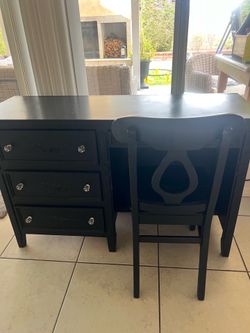 Black desk and chair