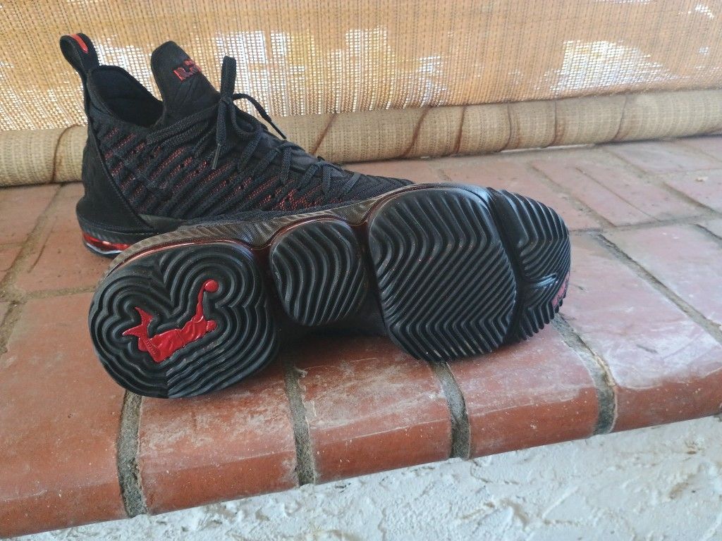 Nike Lebron XVl Sneaker Black University Red 802588 002 With Box