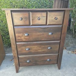 4 drawer wood dresser  good condition