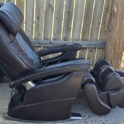 Massage Chair Human Touch 5320 in Excellent Working Condition but Leather is frayed so get a cover!