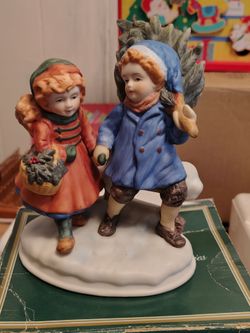 Avon Christmas Memories 1982 Figurine