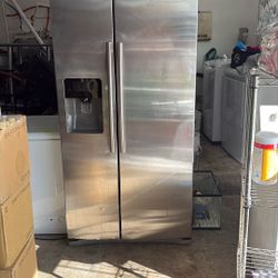 Gray Refrigerator And Freezer 