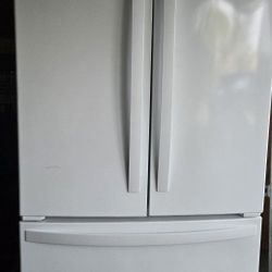 Whirlpool Refrigerator With Ice  Maker And Water Dispenser
