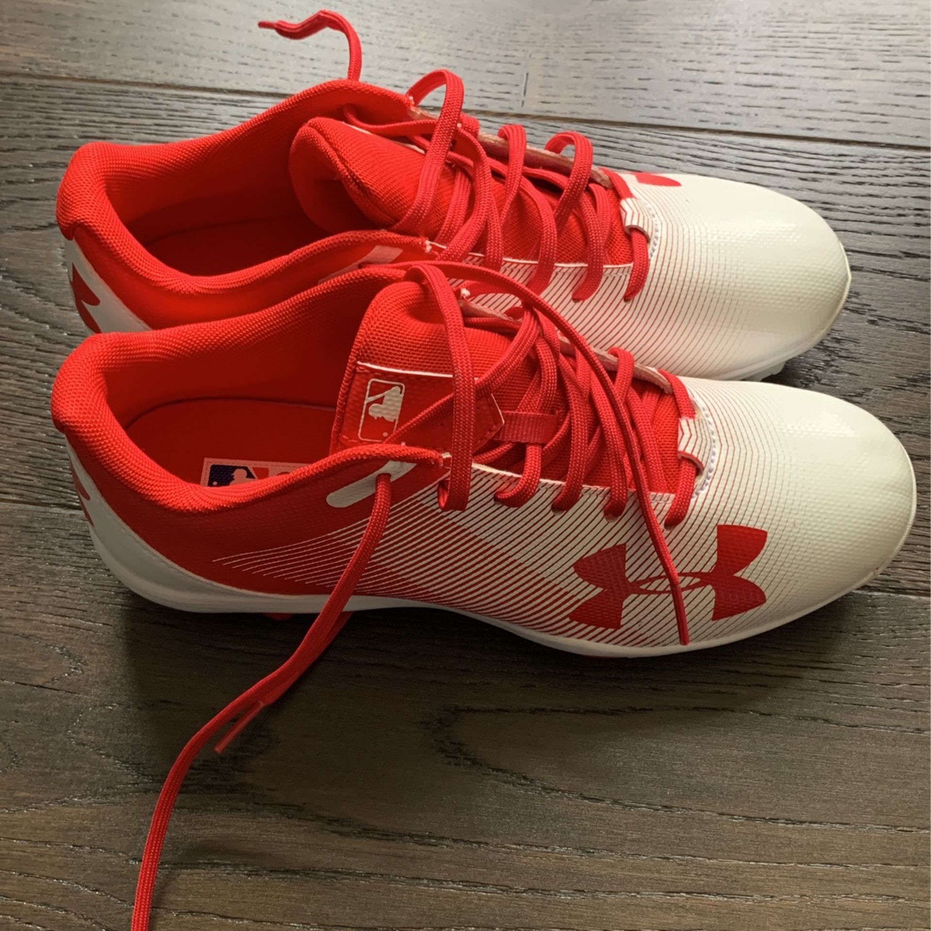 Brand new Size 5.5 Boys Baseball Shoe