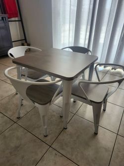 Kids table with chairs $120/ Mesita De niños con sillas como neva