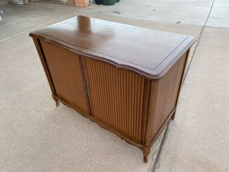 Vintage Wood Accent Cabinet – Elegant Fluted Doors & Curved Legs