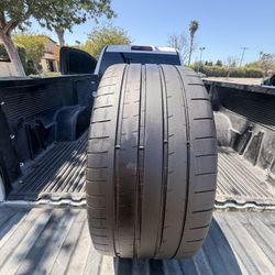265/35/19 Michelin Pilot Super Sport 70% Tread (1)