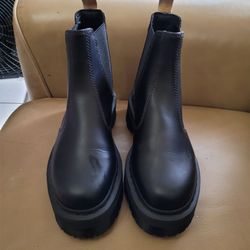 DR.MARTINS BOOTS SIZE 7