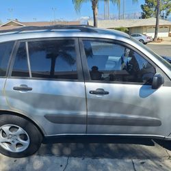 Toyota Ra4 2003  Para Partes Motor Se Amarro Lo Vendo Para Partes Resto En Buen Estado 