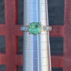 Beautiful Silver Tone Ring Green Stone Resembling An Emerald 