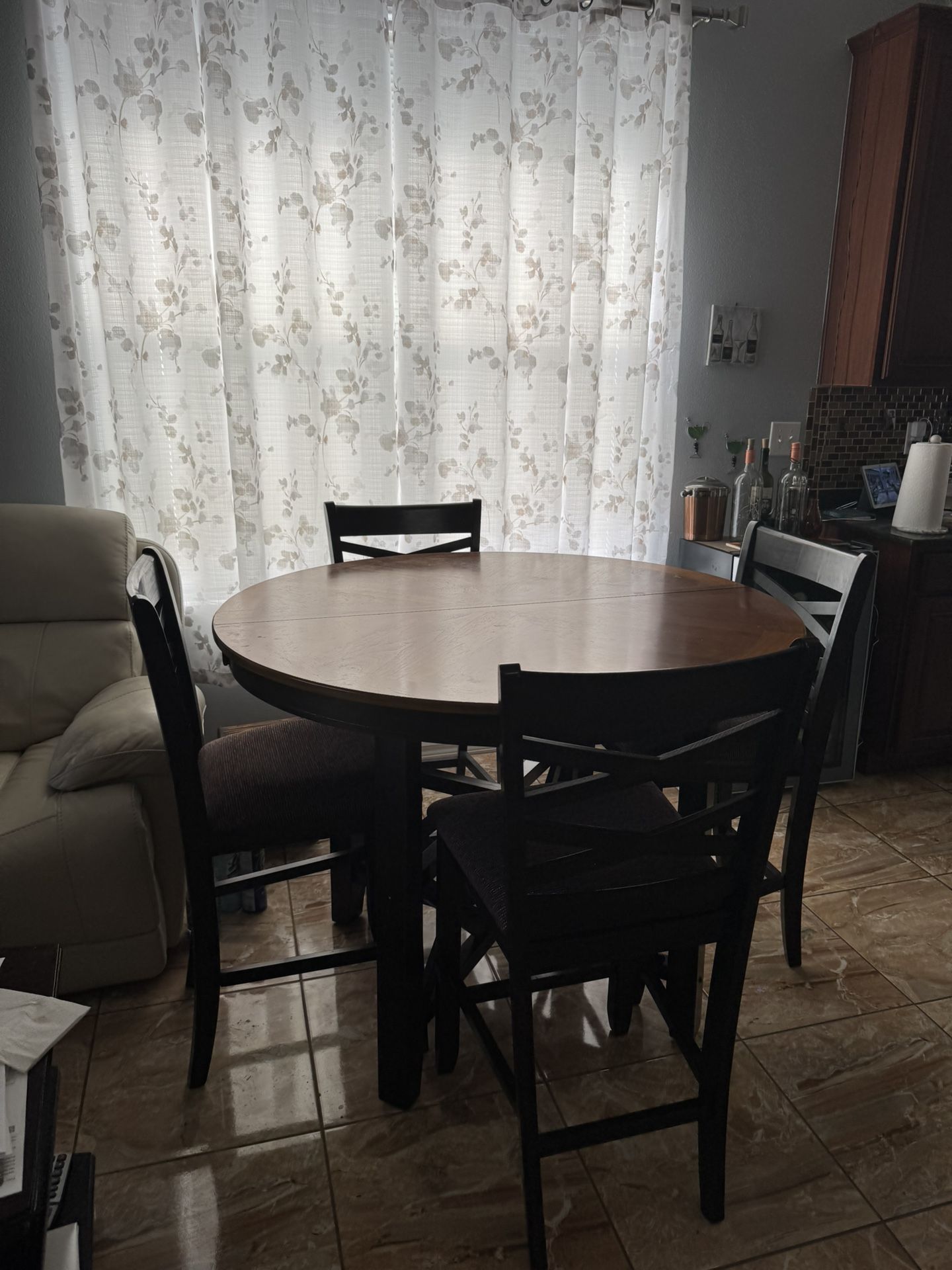 Dining table round 48in round