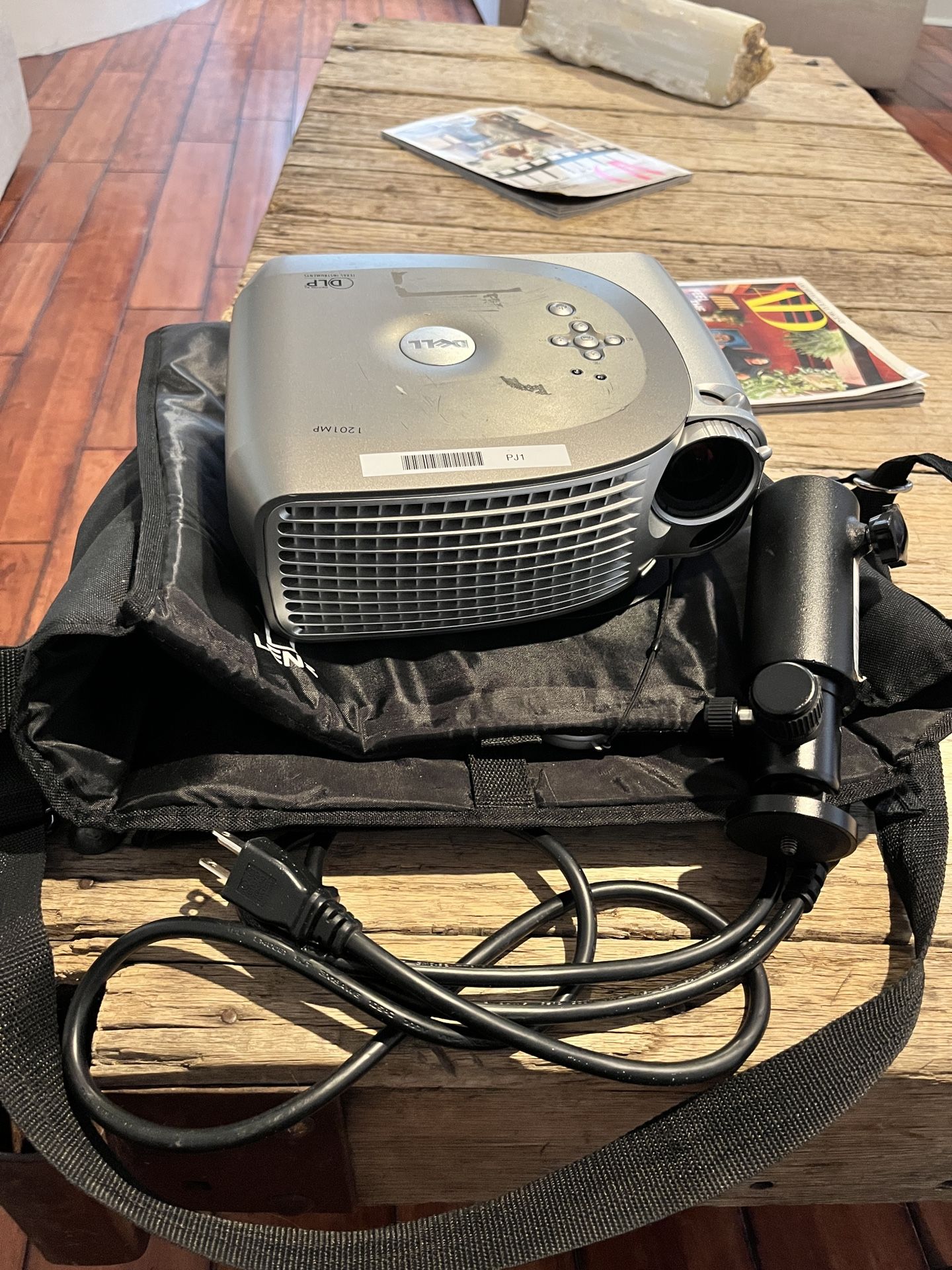 Dell 1201MP DLP Projector with Mount+stand, Bag, Remote, and Cables
