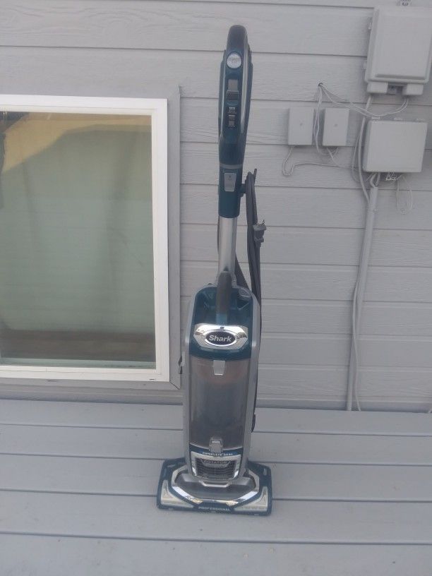 Professional Shark Rotator Powered Lift Away 3-In-1 Vacuum Cleaner UV795