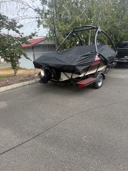 Maxum Ski Boat with tower and trailer