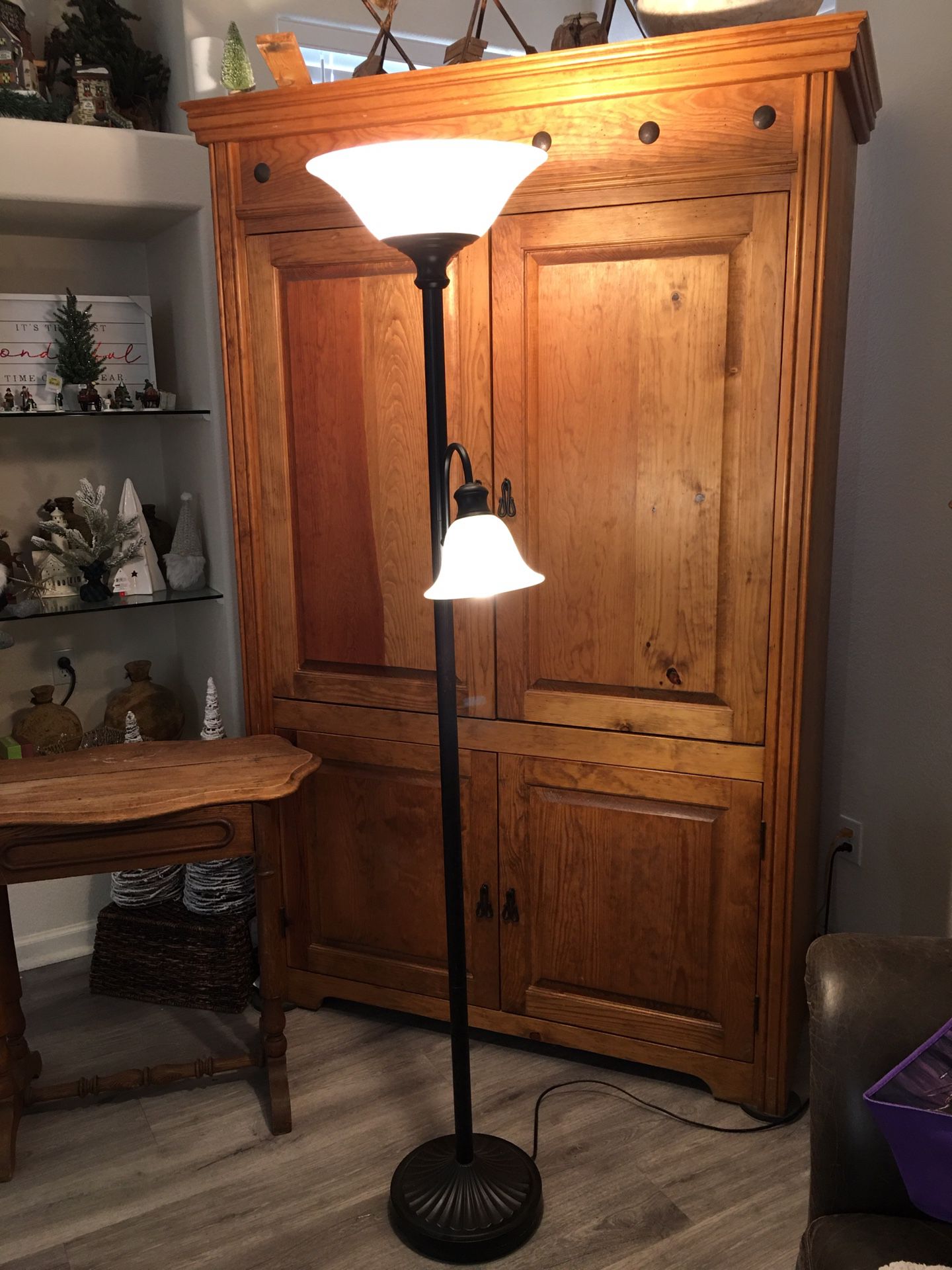 Floor Lamp With 2 Glass Shades $20 READ DESCRIPTION