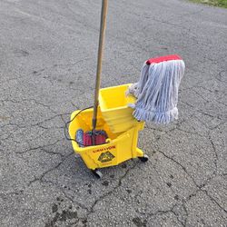 Commercial Mop Bucket And Wringer Combo."CHECK OUT MY PAGE FOR MORE DEALS "