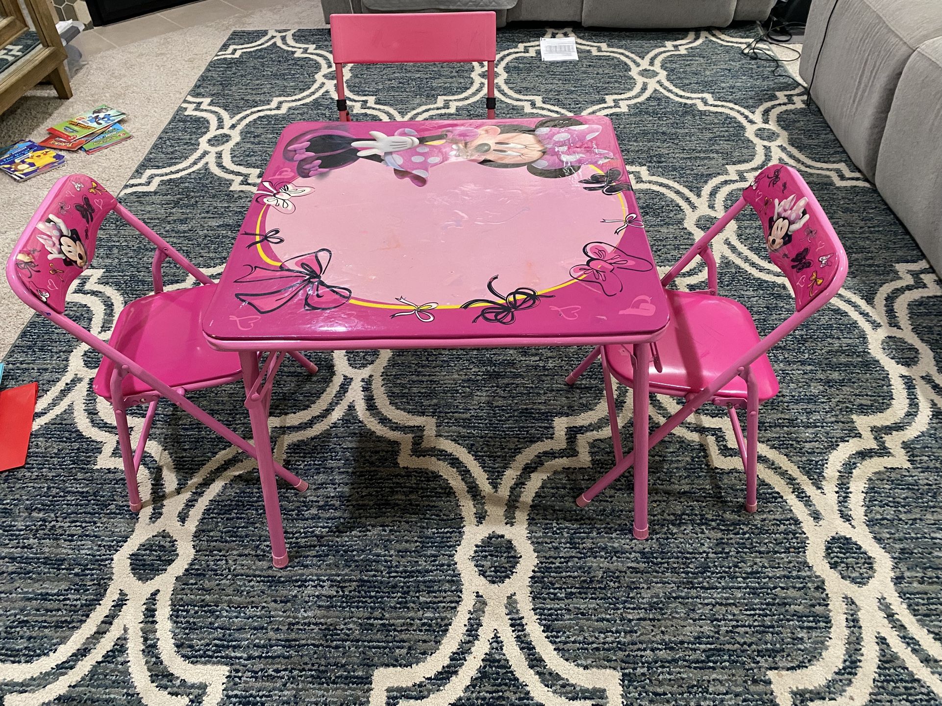 Minnie Mouse Table with 3 Chairs