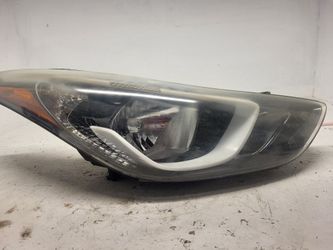 2015 Hyundai Elantra Passenger side headlight