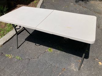 Folding table