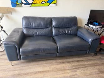 Se venden 2 sofás comprados en dorado furniture , reclinables 800 cada uno