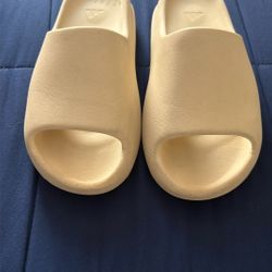 Yeezy Slide Size 9 Good Condition 