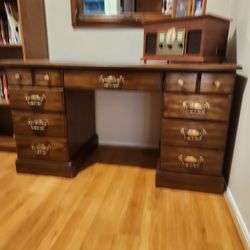 Beatiful Desk And Mirror 