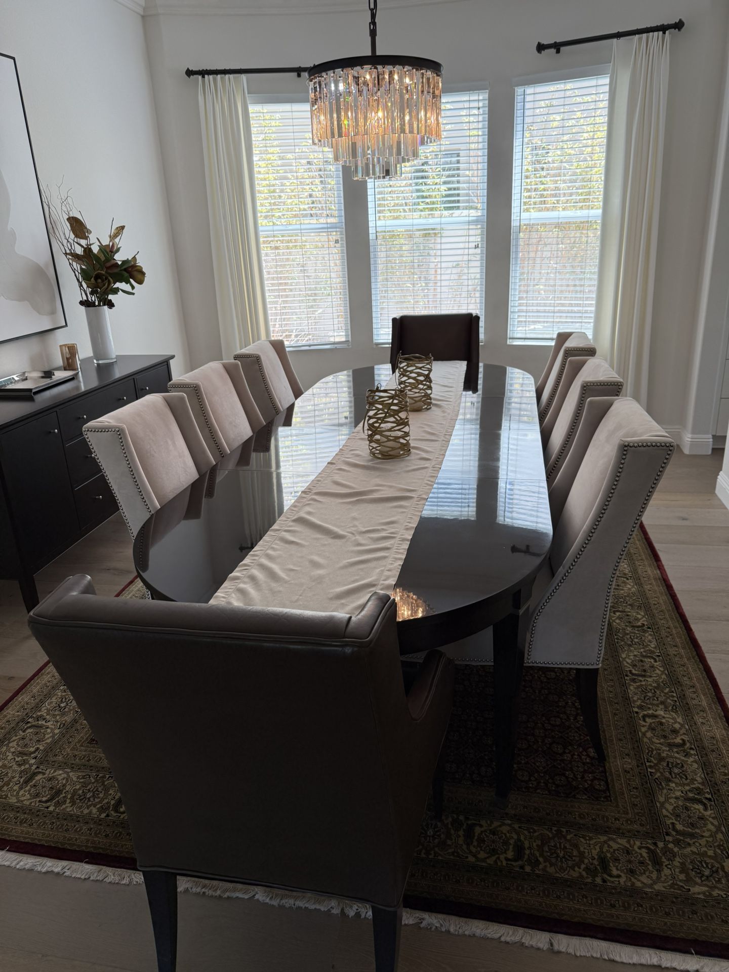 Beautiful Solid wood dining table with two leaves and table pads