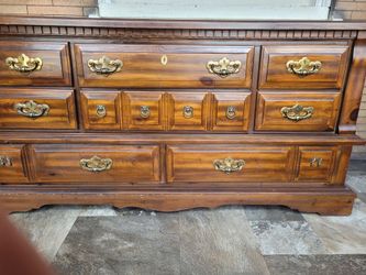 Dresser/ Buffet/ Credenza